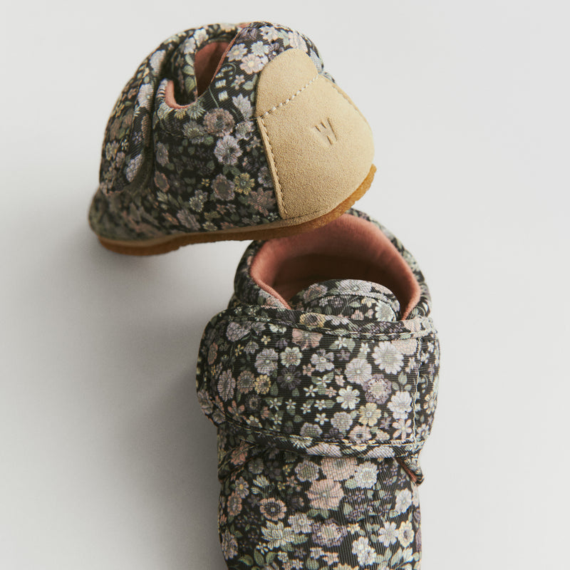 Wheat Footwear Innesko Sasha Indoor Shoes 9527 black sea flowers