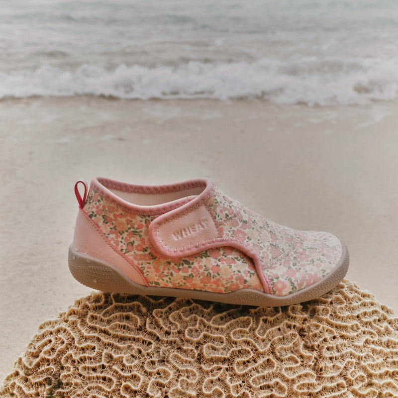 Wheat Footwear Strandsko Shawn Swimwear 9427 ivory flower meadow